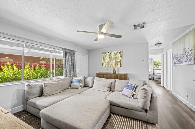 Building Photo - 1208 NE 5th Ave