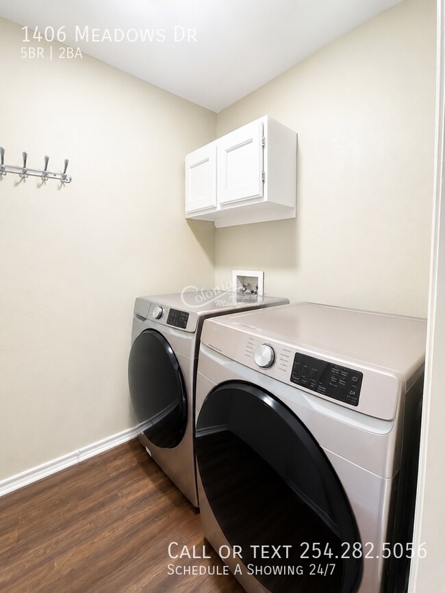 Building Photo - 1406 Meadows Dr