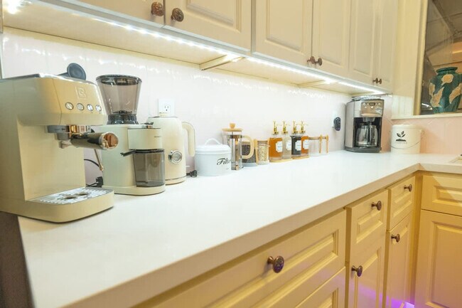 Building Photo - 1107 Broadway-SI ID1309749P