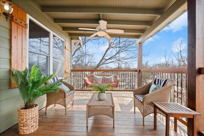 Building Photo - 912 E 51st St