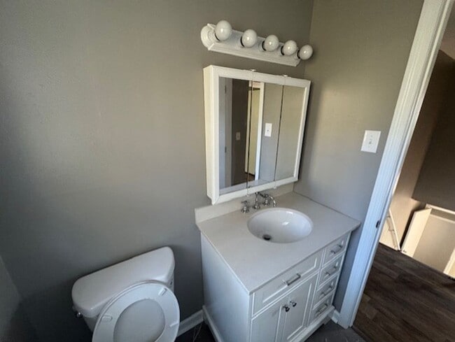 Building Photo - MOVE IN SPECIAL AVAILABLE!!