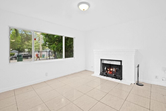 Building Photo - Charming 3-Bedroom Home in Miami - Comfortable Living in a Prime Location