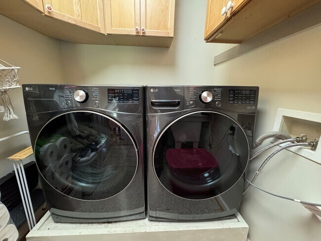 Building Photo - Fantastic 4 Bed 2.5 Bath Single Family Hom...