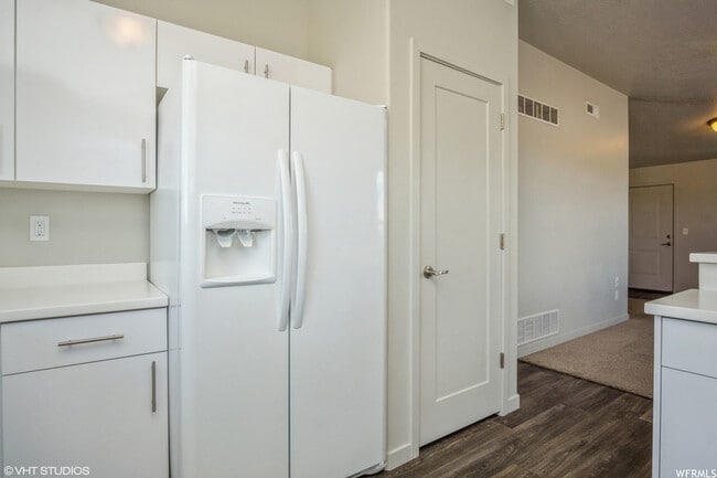 Building Photo - 1700 S Sandhill Rd