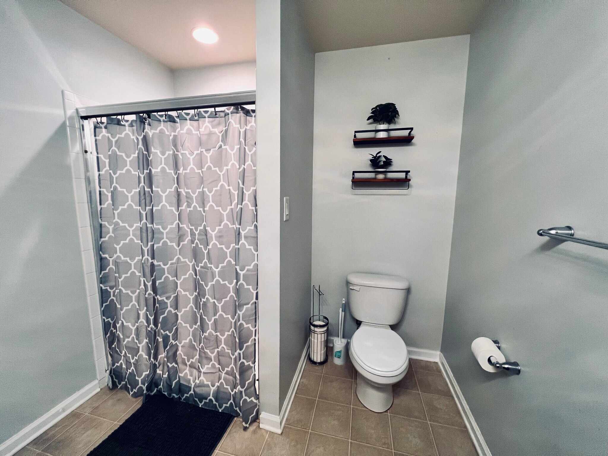 Primary ensuite bathroom. - 4148 Strawbridge Ct
