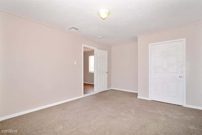 Building Photo - 3 br, 2 bath House - 5610 West Roma Avenue