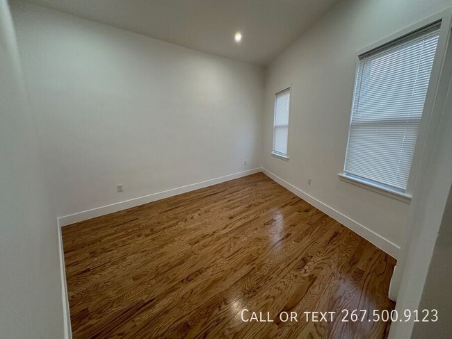 Building Photo - Large, Bi-level, newly renovated 2BR/2BA u...