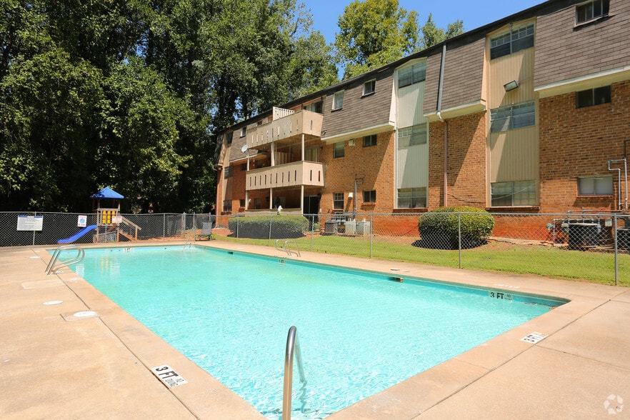 Primary Photo - Royal Manor Apartments