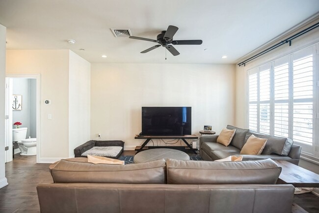 Building Photo - Gorgeous Conshohocken 3 Bedroom, 2.5 Bath END Unit Townhome With Amazing Views!