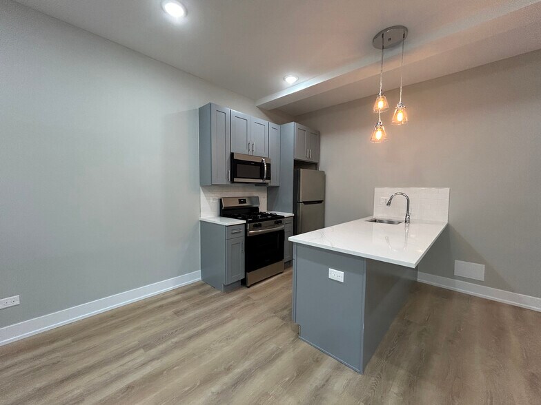 Building Photo - 423 W Belden Ave