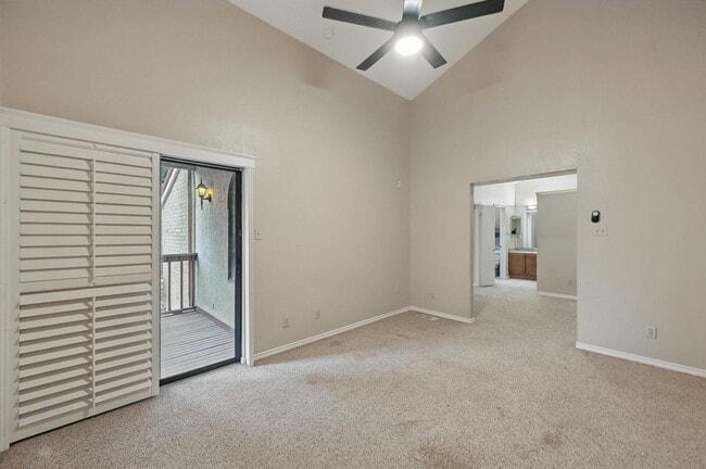 Building Photo - Beautiful 3 Bedroom Condo Overlooking The ...