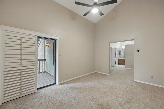Building Photo - Beautiful 3 Bedroom Condo Overlooking The Canal!