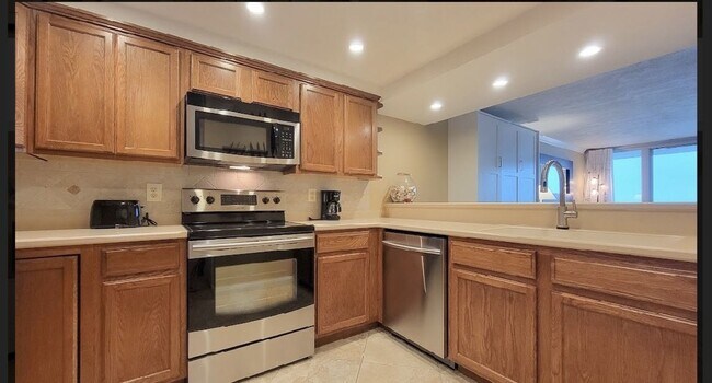 Building Photo - Views! Gorgeous, upgraded penthouse condo at The Breakers