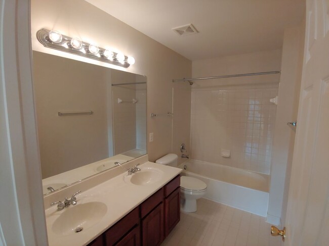 Building Photo - 43340 Julie Martin Ct