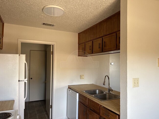Building Photo - 3707 Hereford Ln