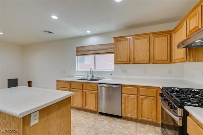 Building Photo - 210 Lynbrook St