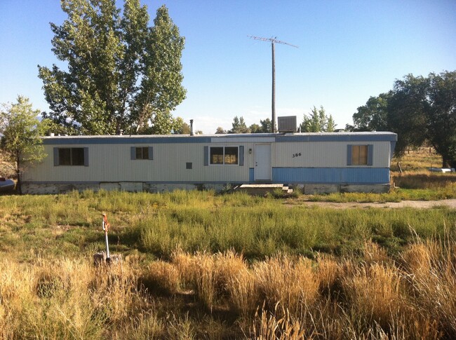 Building Photo - Single wide in Spring Creek with addition ...