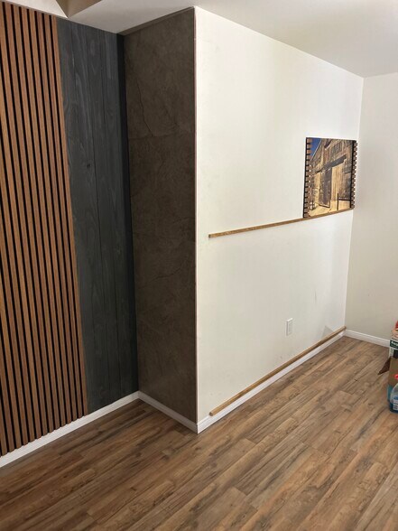 Building Photo - 261 N Oak Ave
