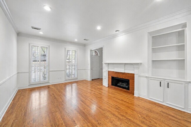 Building Photo - 5136 Chevy Chase Dr