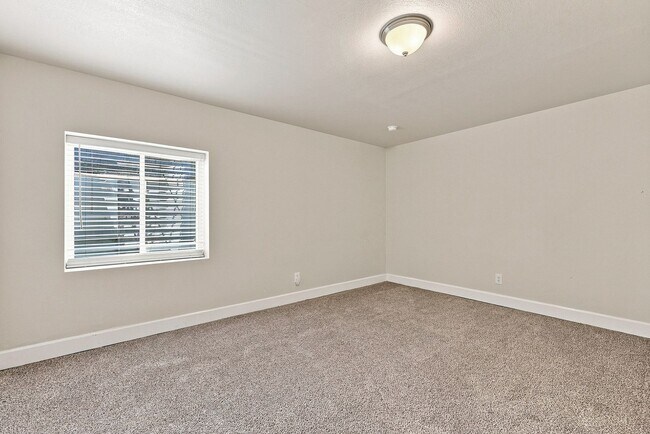 Building Photo - 2202 Hanham Dr