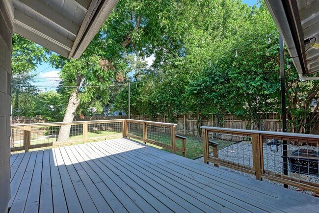 Building Photo - 2508 East Side Dr