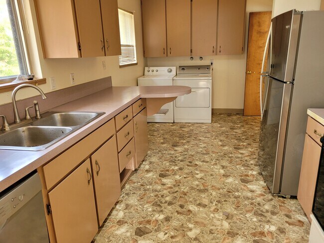 kitchen with washer/dryer hook up - 5095 SW 163rd Ave