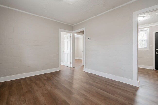 Building Photo - Vouchers Accepted!!! 2 Bedroom