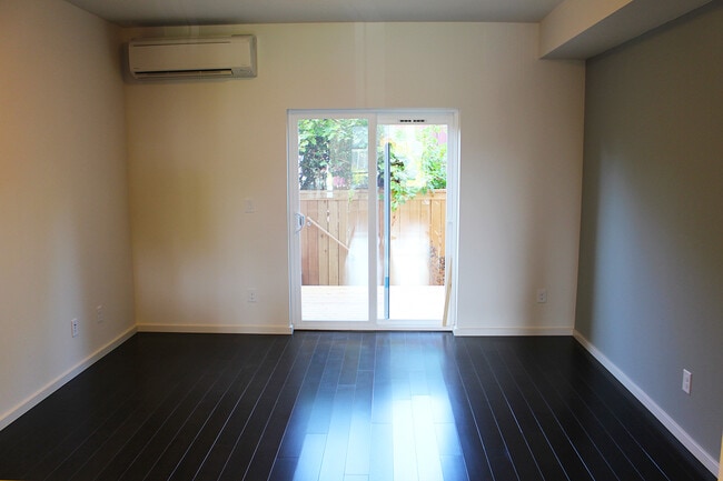Building Photo - CROWN HILL TOWNHOME W HIGH END FINISHES & ...
