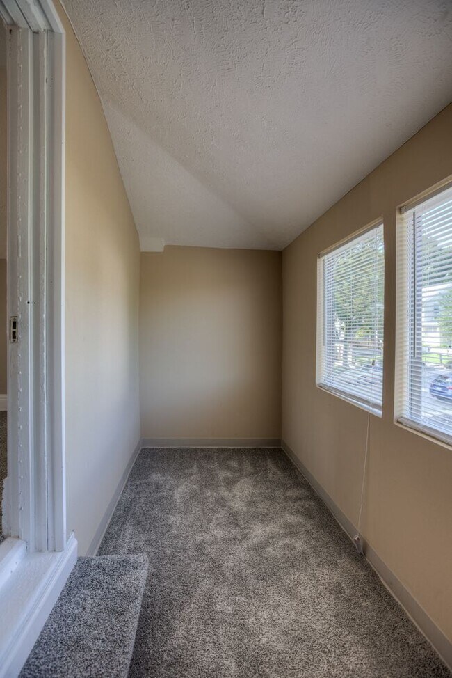 Building Photo - 5 Bedroom 2.5 Bath Midtown Home