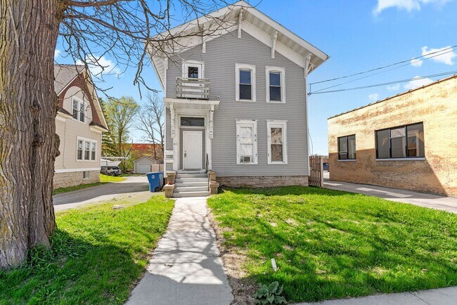 Building Photo - 211 Otter Ave