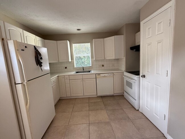 Building Photo - 960 NE Key Dr