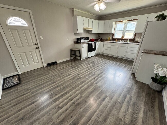 Building Photo - 3 Bed, 1 Bath Home for rent in Elk Run Heights
