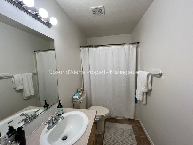 Building Photo - 3 bed, 2 bath house in fantastic location!