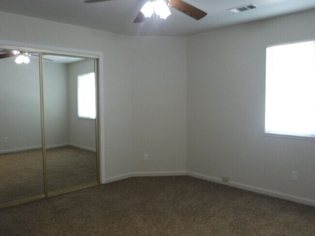 Building Photo - Great Neighborhood Close to Schools and Sh...