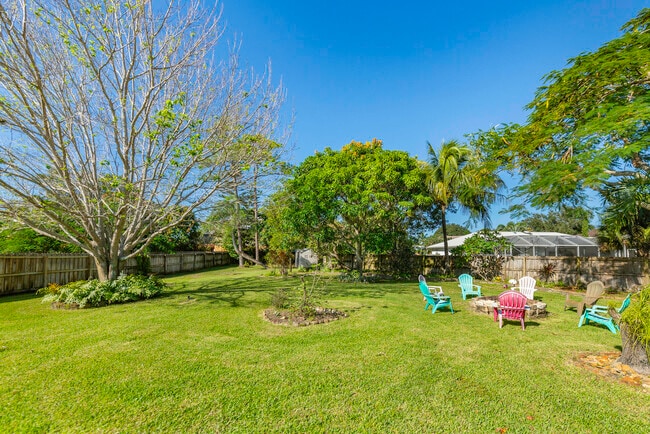 Building Photo - 762 SE River Ln