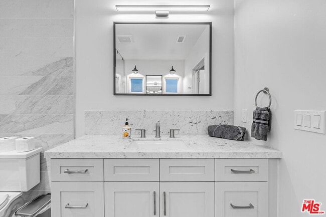 Building Photo - 3935 Kentucky Dr