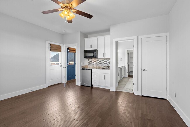 Building Photo - Available Now! 4 Bed, 3.5 Bath, Convenient...