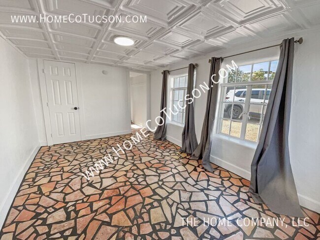 Building Photo - 940 E Florita St