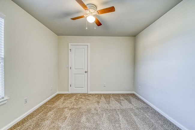 Building Photo - Four bedroom in Stone Lake!