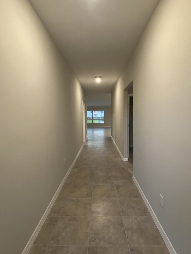 Building Photo - "Spacious 4-Bed, 2-Bath Gem with 1936 Sq Ft of Comfort in Riverview, FL!"