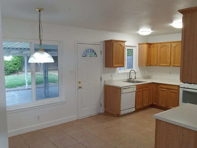 Building Photo - Beautiful No. Highlands 3 Bedroom Remodele...