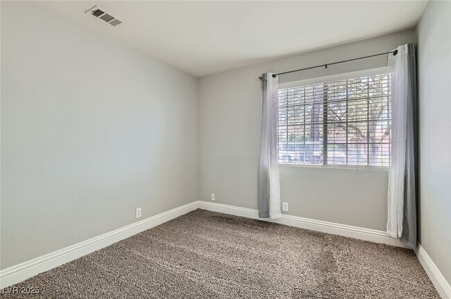 Building Photo - 924 Clubview Dr