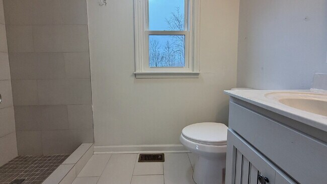 Building Photo - For Rent: 3+ BR, 3BA house. (Please speak with us before applying.)