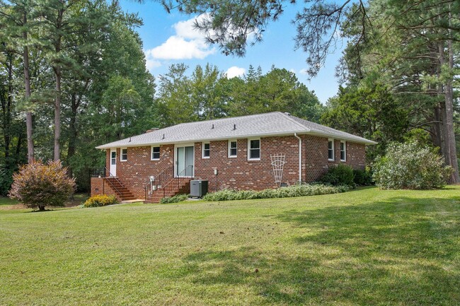 Building Photo - Pristine Brick Rancher in Sandston on an acre