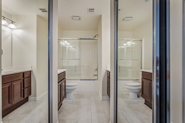 Building Photo - Lux 2 Bed 2 Bath Condo at the Spectrum!