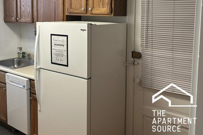 Building Photo - 1911 W Larchmont Ave