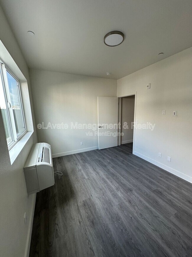 Building Photo - 226 W 87th St