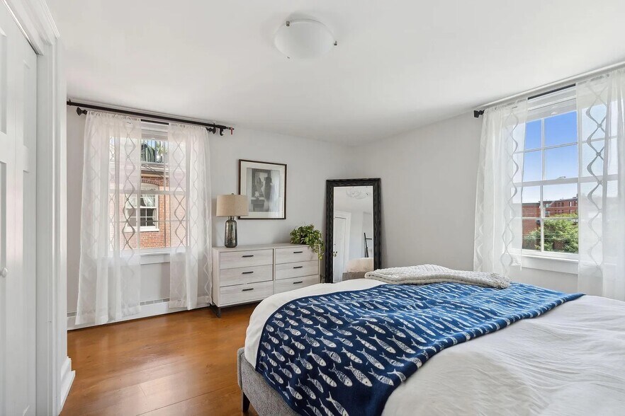 Building Photo - 32 Pleasant St