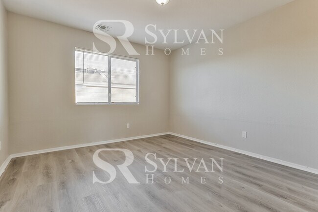 Building Photo - Comfortable living in this 4BR 3BA