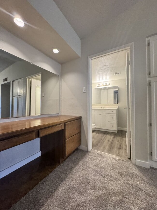 Building Photo - **MOVE IN SPECIAL***HALF OFF FIRST MONTHS RENT. UPSTAIRS 2 BEDROOM CONDO OVERLOOKING GREENBELT